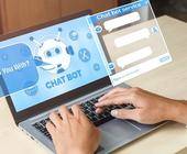 Person mit Laptop nutzt Chatbot