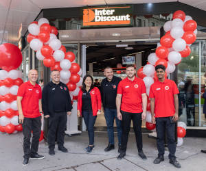 Interdiscount-Angestellte und Ballons vor dem Laden an der Löwenstrasse