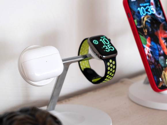 Die Ladeschale hängt magnetisch an der «Boost Charge 3» von Belkin Die Ladeschale hängt magnetisch
