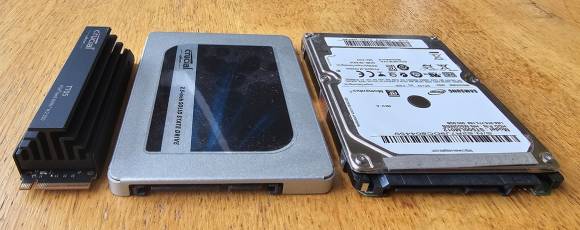 Bild 1: Von links nach rechts: eine SSD im kompakten Faktor M.2, eine SSD in der grösseren 2,5-Zoll-Ausführung und ein klassisches, mechanisches HDD