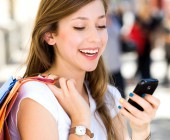 Frau mit Shopping-Tasche und Smartphone