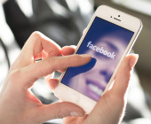 Smartphone mti Facebook in der Hand