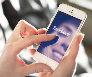 Smartphone mit Facebook-Site auf dem Display 