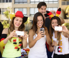 Fußballfans mit Handys 