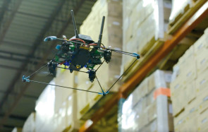Drohnen im Lagerhaus: Ein Teehandelshaus in den USA nutzt die Systeme von Intelligent Flying Machines, um die Barcodes von Kartons zu erfassen.